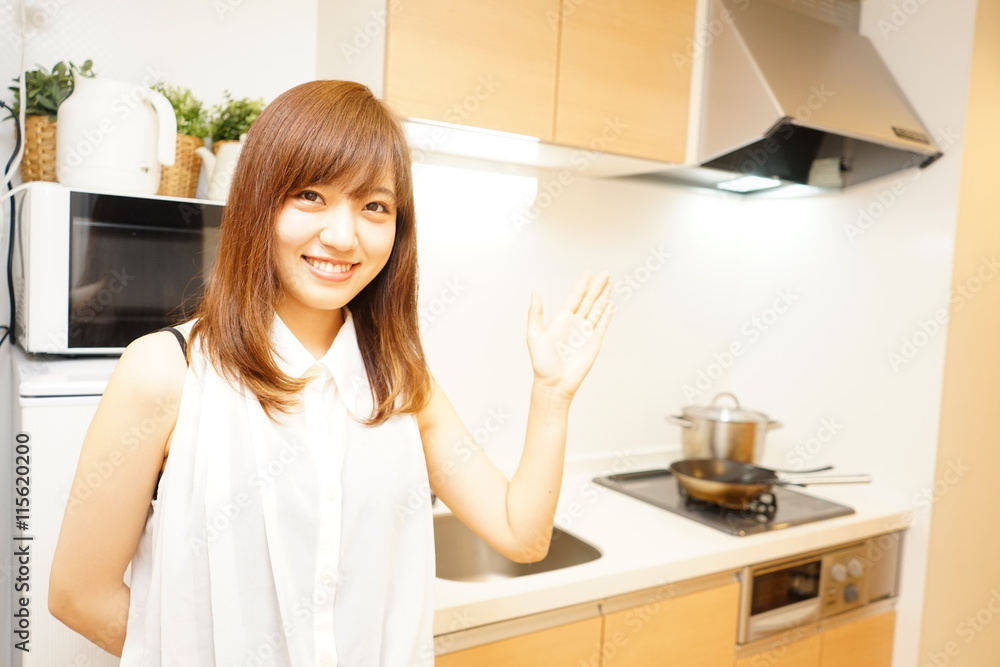 Young Japanese woman cooking foods in a kitchen キッチン 料理 若い 女性 一人暮らし シェアハウス 民泊 Young Japanese woman cooking foods in a kitchen キッチン 料理 若い 女性 一人暮らし シェアハウス 民泊