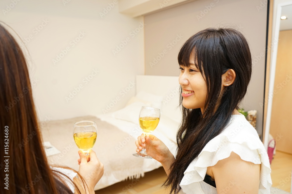 Young Japanese girls having a home party at home 家でホームパーティーをする日本人の若い女性 宅飲み Young Japanese girls having a home party at home 家でホームパーティーをする日本人の若い女性 宅飲み
