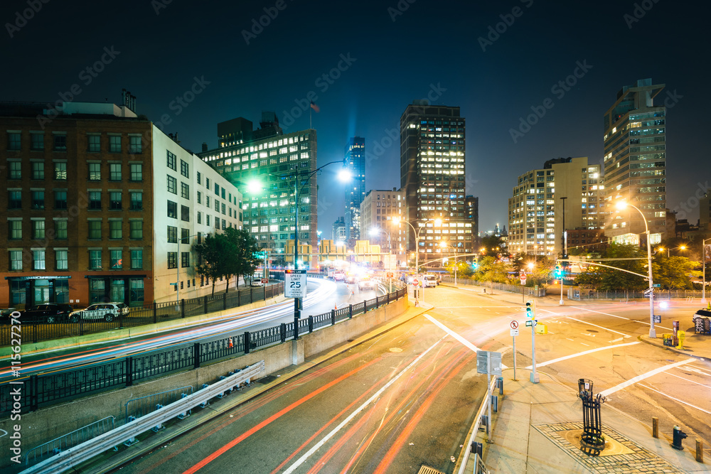 Obraz premium View of an intersection in SoHo at night, in Manhattan, New York