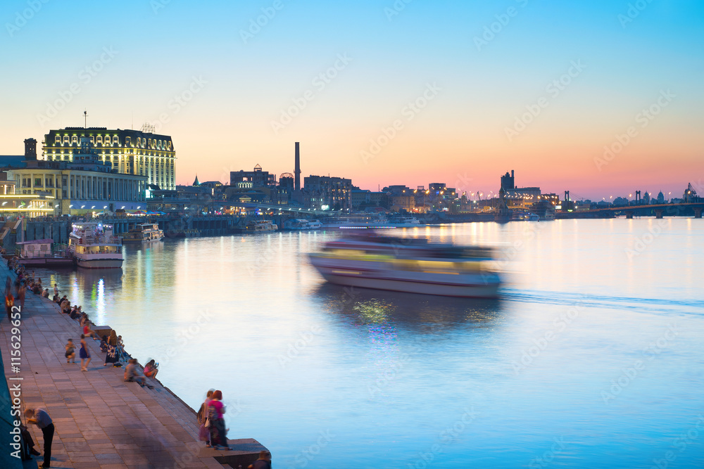 Naklejka premium Letni wypoczynek w Kijowie. Ukraina