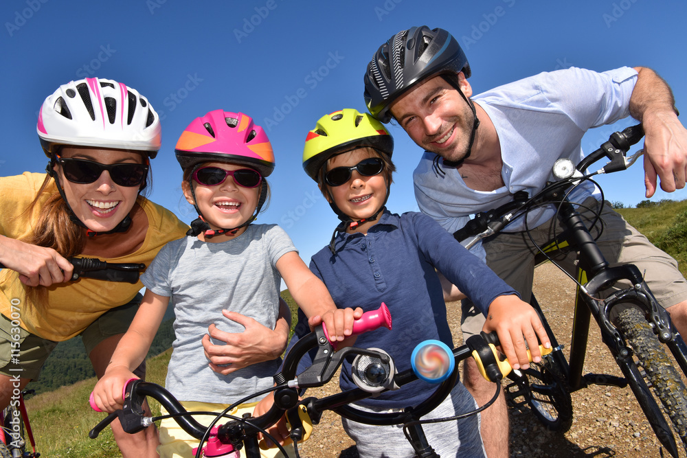 Naklejka premium Portrait of happy family on a biking day