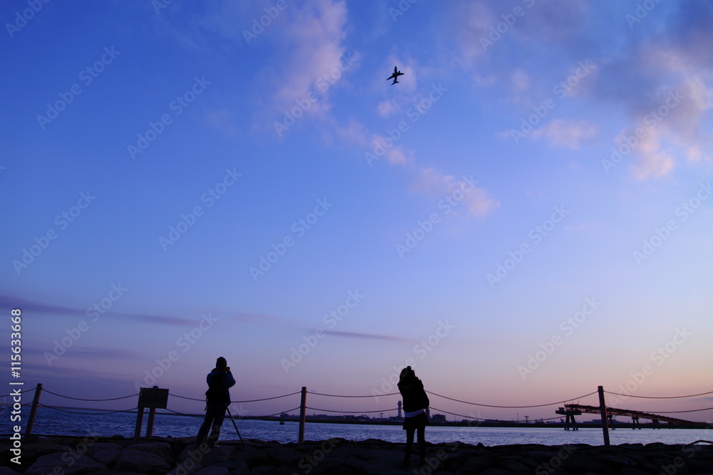 Jonanjima Seaside Park in Tokyo, JAPAN ( Visitors can closely observe boats passing through Tokyo Bay and airplanes landing at and taking off from Haneda Airport.)