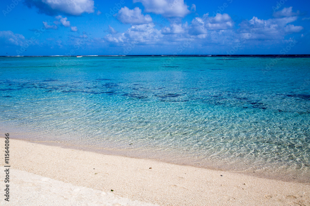 Fototapeta premium Weißer Sandstrand von le Morne Mauritius mit Blick auf das Meer