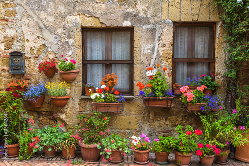 Ulice pełne kwiatów starego włoskiego miasta w Toskanii.