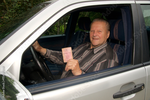 Senior zeigt Führerschein im Auto