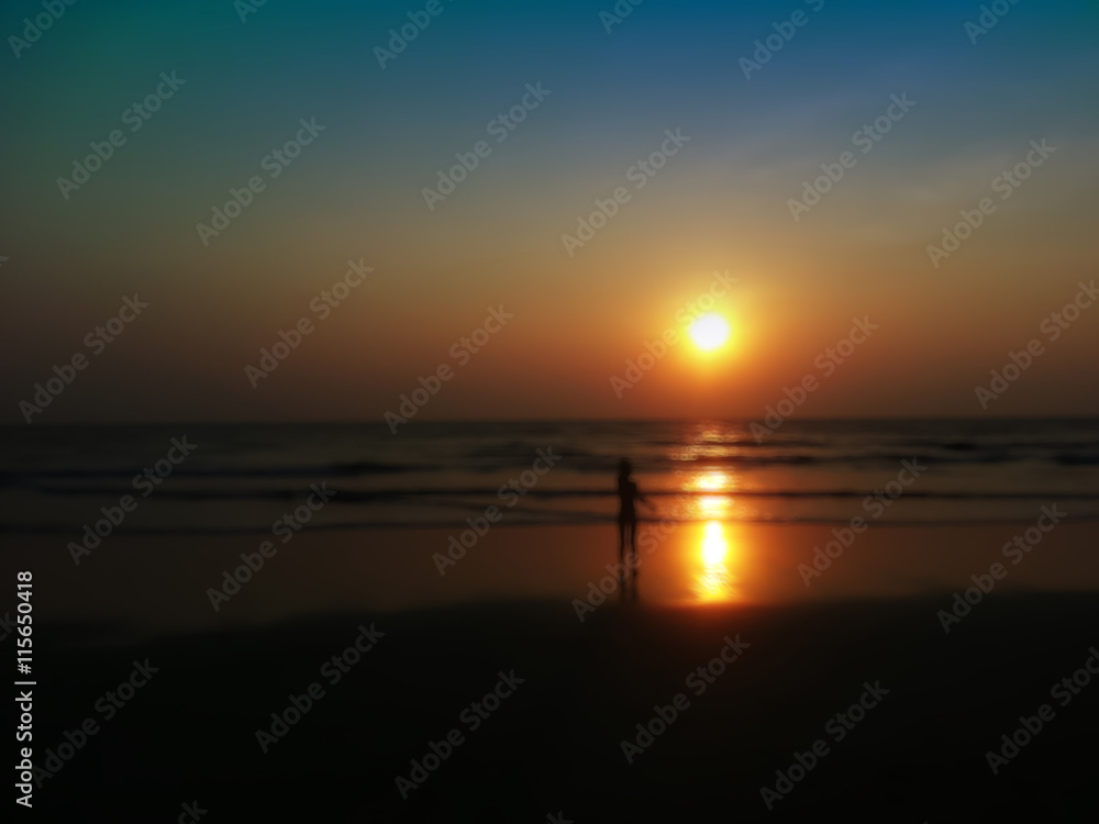 Obraz premium Horizontal child shadow meeting sunset on the beach bokeh backgr