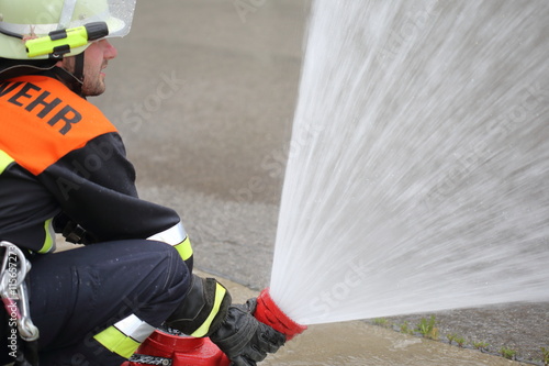 Feuerwehrmann mit Hohlstrahlrohr Monitor photo
