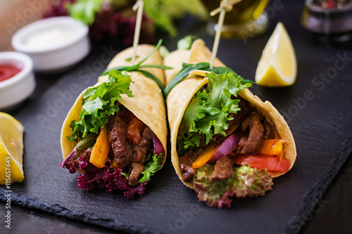 Photos Mexican fajitas for beef and grilled vegetables (paprika, red onion, tomato)