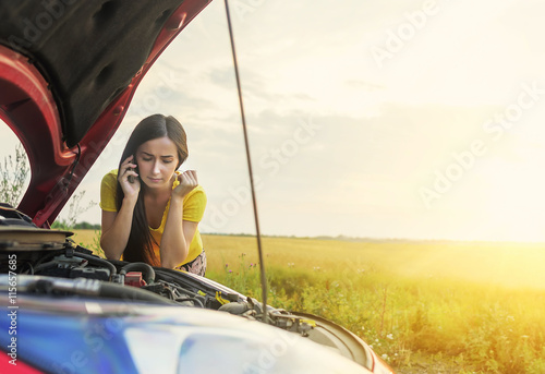 Fotografija Woman and broken car
