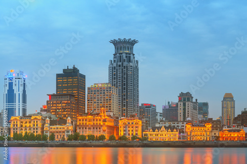 Fotografi Skyline of The Bund, marvellous historical buildings and Huangpu River on sunset