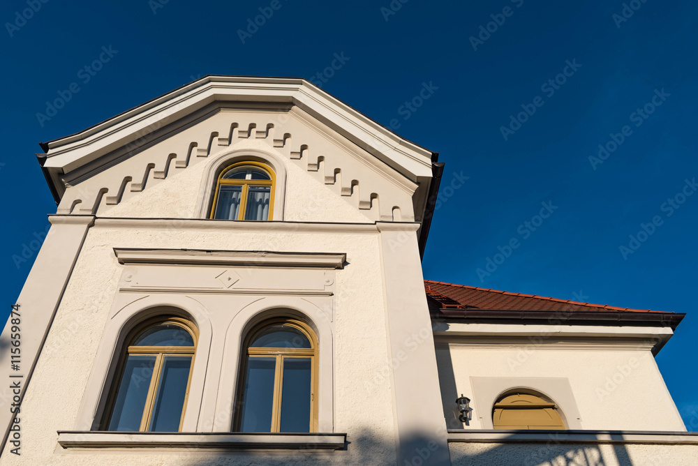 Fototapeta premium Stadtvilla mit Rundbogenfenstern