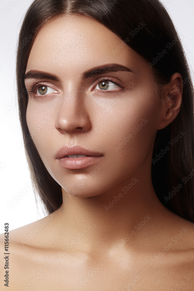 Obraz premium Beautiful young woman with clean skin, beautiful straight shiny hair, fashion makeup. Glamour make-up, perfect shape eyebrows. Portrait sexy brunette. Beautiful smooth hairstyle