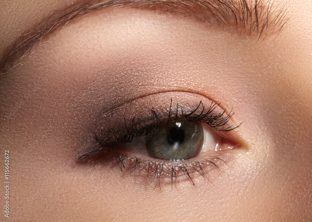 Obraz premium Close-up macro of beautiful female eye with perfect shape eyebrows. Clean skin, fashion naturel make-up. Good vision