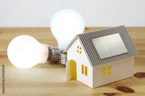 ソーラーハウスと白熱電球