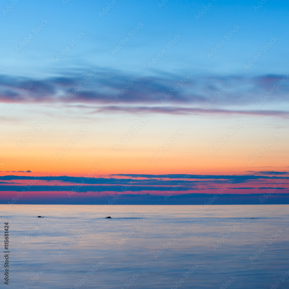 Obraz premium sunset on the beach with a wooden breakwater, long exposure