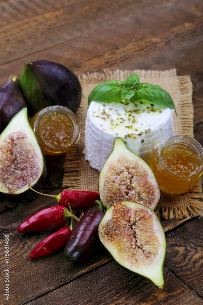 Ricotta di capra , fichi e salsa di fichi Ricotta di capra , fichi e salsa di fichi