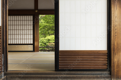 Blick in einen Raum mit offenen T  ren im Kodaiji Tempel in Kyoto  Japan