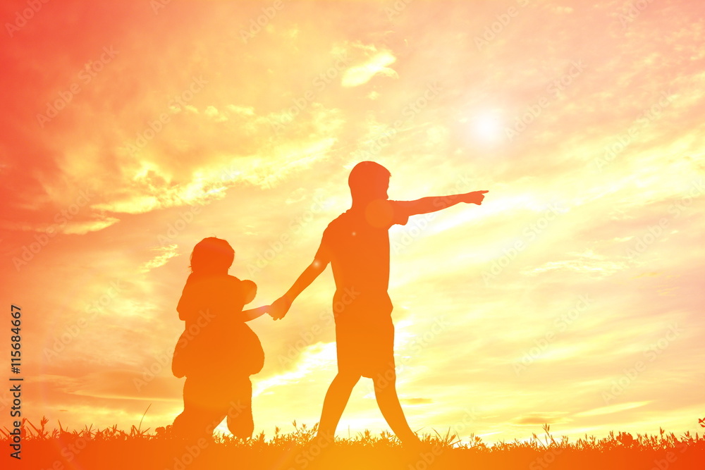Fototapeta premium Silhouette children playing on sunset