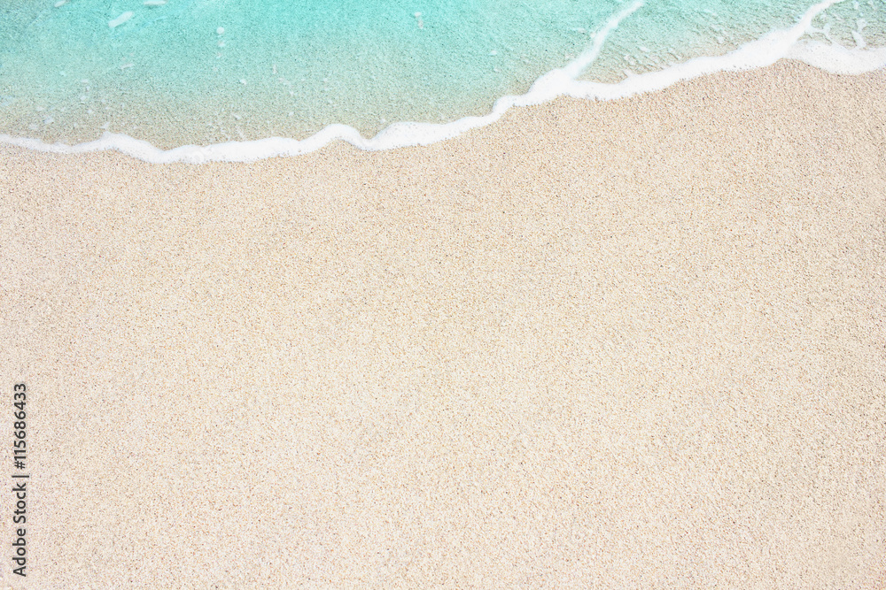 Naklejka premium Miękka ocean fala na piaskowatej plaży, tło.