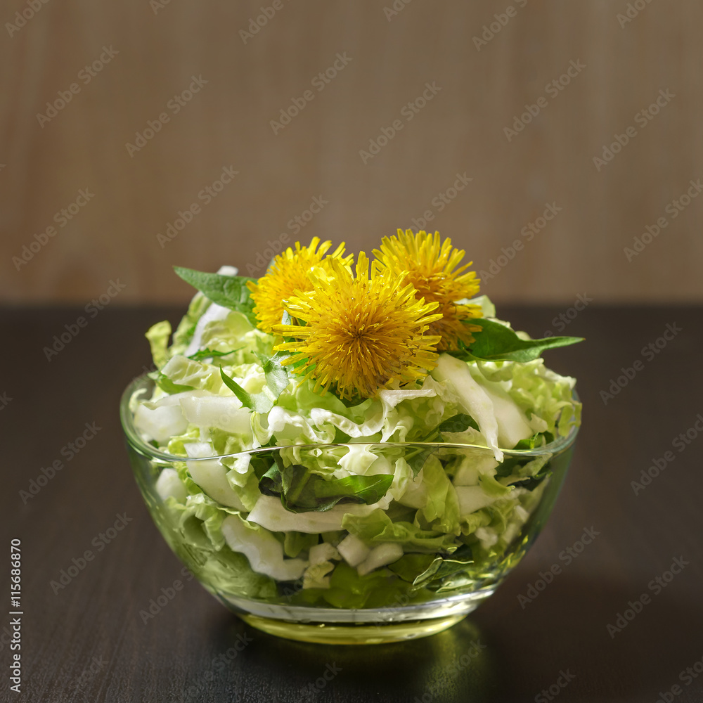 Naklejka premium Coleslaw in glass bowl