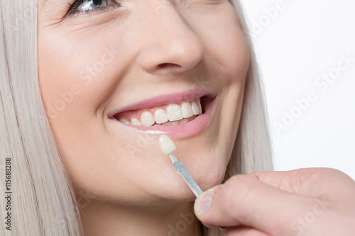 Farbabgleich f  r eine Zahnkrone im Dentallabor