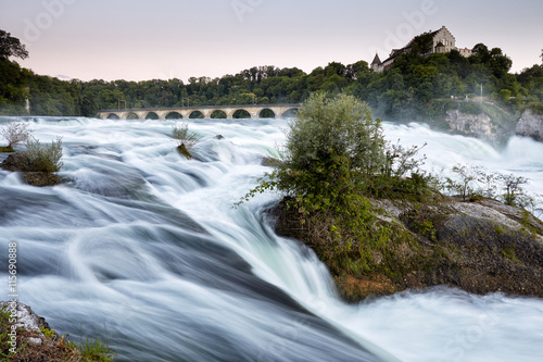 Rheinfall bei Abenddämmerung, Wasserfall, verwischtes Wasser, Schloss Laufen, Eisenbahnviadukt