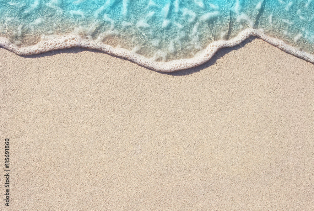 Fototapeta premium Miękka ocean fala na piaskowatej plaży, tło.