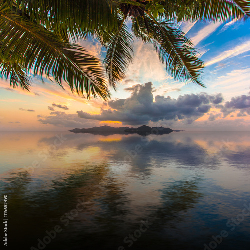 coucher de soleil sur l'île de Praslin, vue de la Digue, Seychelles