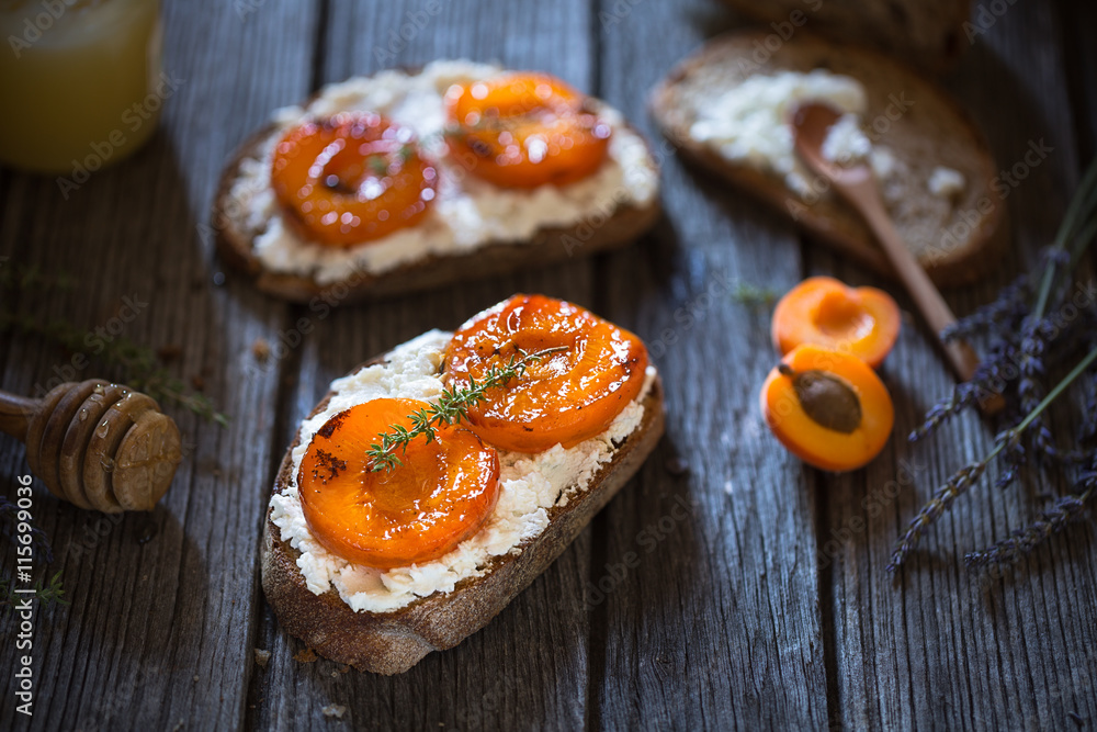 tartines abricots, fromage de chèvre, thym, miel de lavande. tartines abricots, fromage de chèvre, thym, miel de lavande.