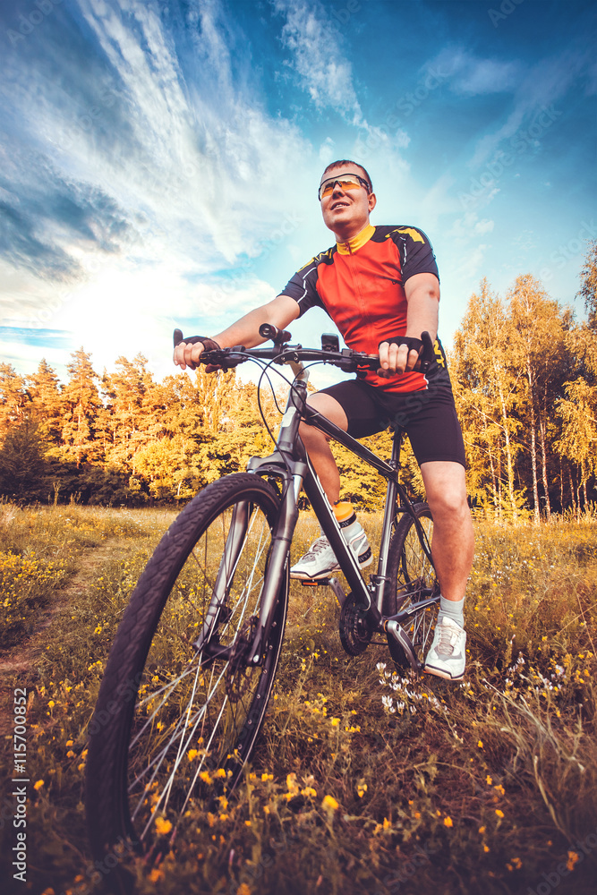 Obraz premium man with bike enjoy summer vacation