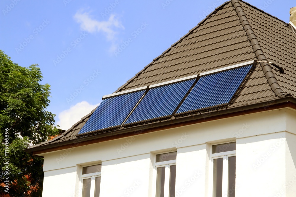 Sonnenkollektoren auf dem Hausdach zur Warmwassererzeugung 