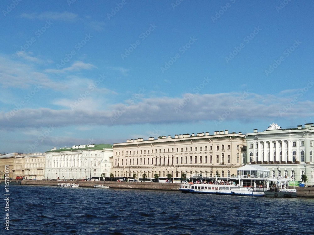 les quais de la Neva avec les palais de l'Ermitage