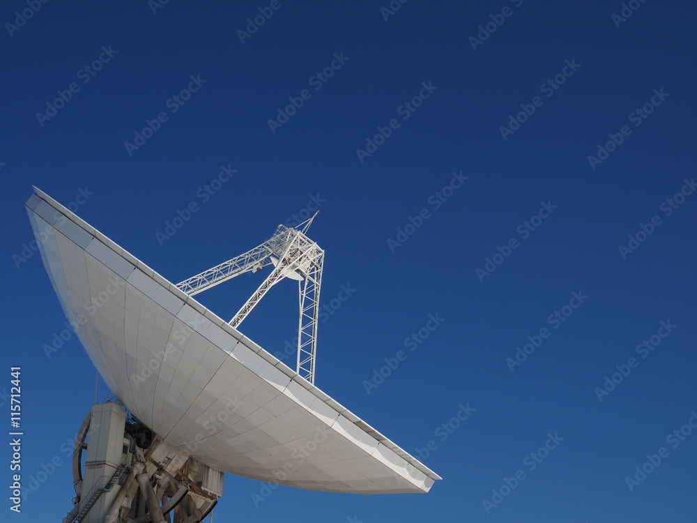 青空を背景に横から見た電波望遠鏡