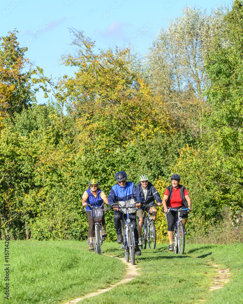 gutgelaunte Senioren bei einer Radtour im Herbst gutgelaunte Senioren bei einer Radtour im Herbst
