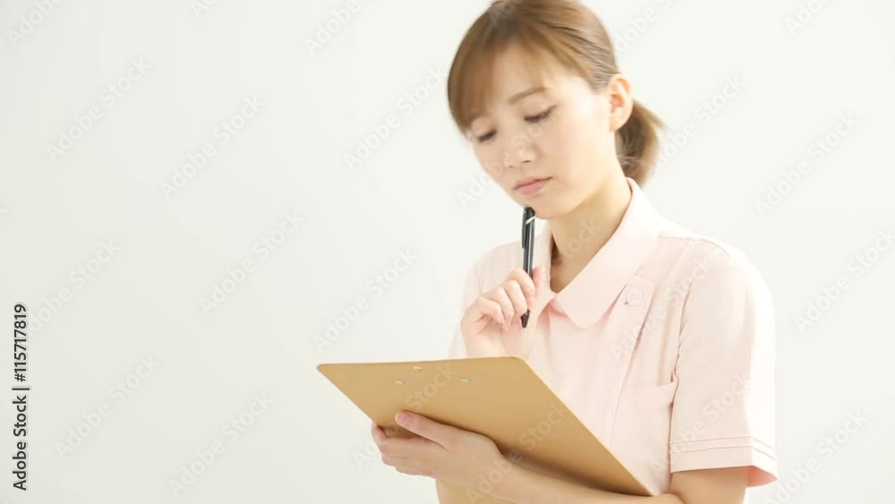 悩んでいる白衣の女性 悩んでいる白衣の女性