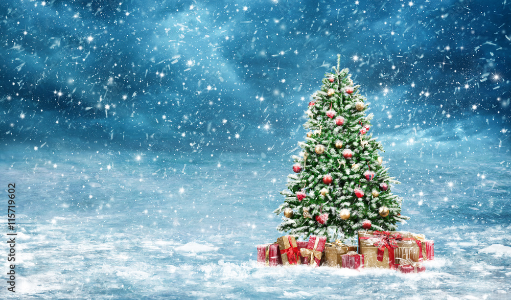 Weihnachtsbaum, geschmückt und eingeschneit