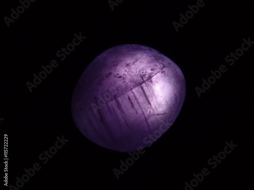 Jade violet sur fond noir