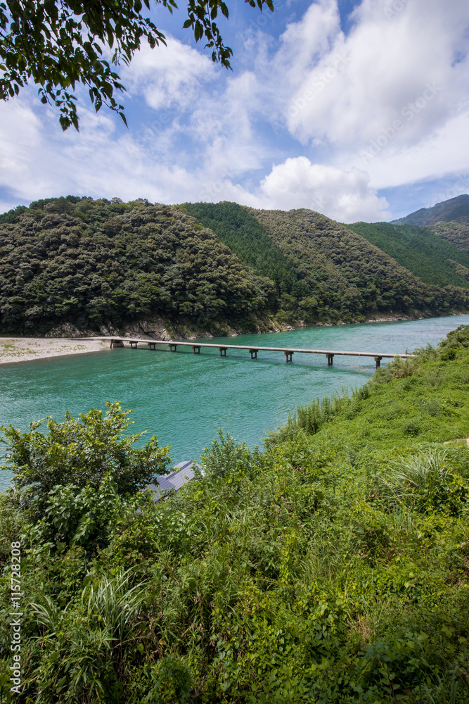Naklejka premium 岩間沈下橋（高知県四万十川）