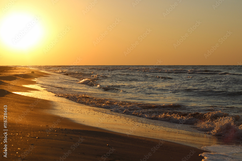 Obraz premium Colorful dawn over the sea. Nature composition.
