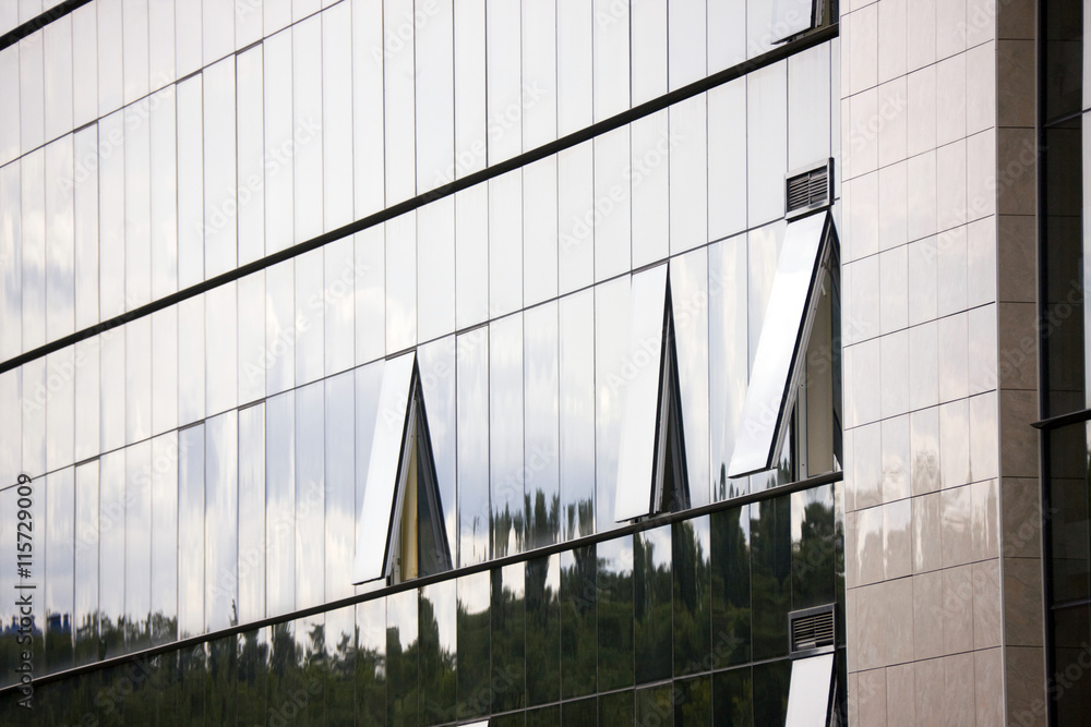 Obraz premium Lage building with reflective windows.