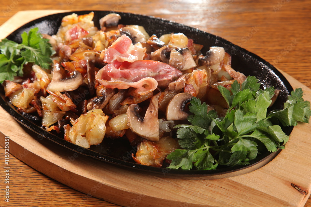 pan fried potatoes with mushrooms and Bacon pan fried potatoes with mushrooms and Bacon