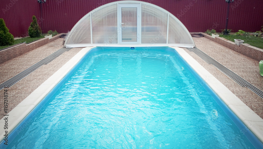 Obraz premium swimming pool in backyard