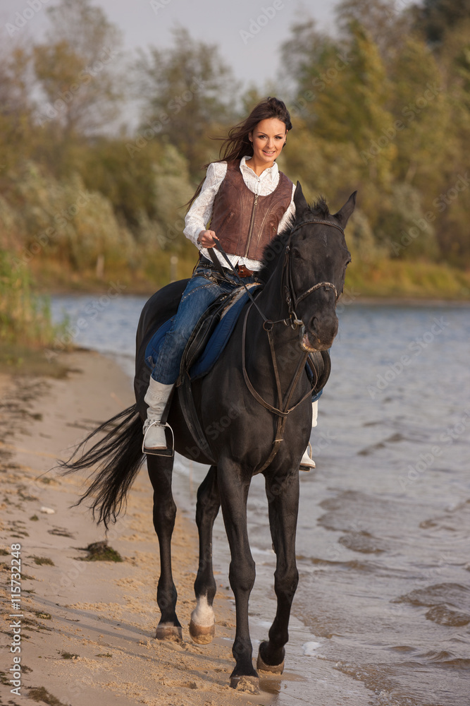 Obraz premium Beautiful cowgirl riding horse