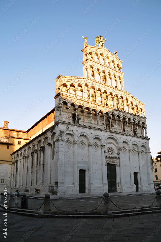 Lucca, Chiesa San Michele vertical