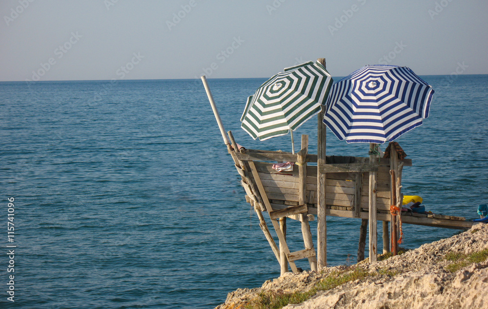 gestreifte Sonnenschirme am Meer