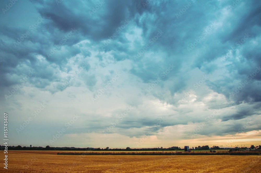 Gewitter zieht über den Feldern ein