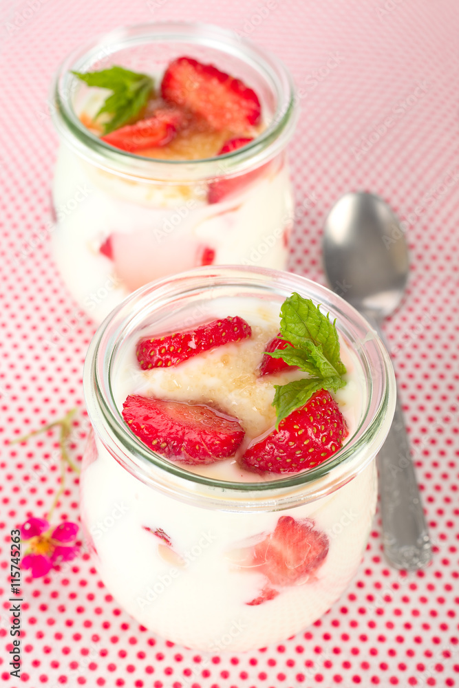 Jogurt mit Erdbeeren Jogurt mit Erdbeeren
