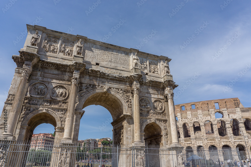 Konstantinbogen und Kolosseum in Rom