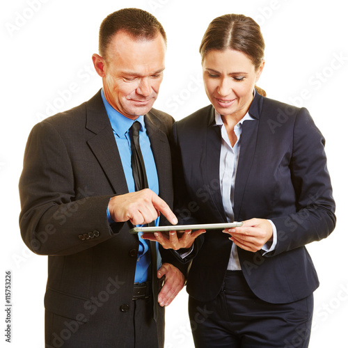 Geschäftsleute machen Planung am Tablet Computer © Robert Kneschke
