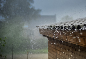 Keuken achterwand Onweer Regendruppels stromen langs het dak  © kulkann